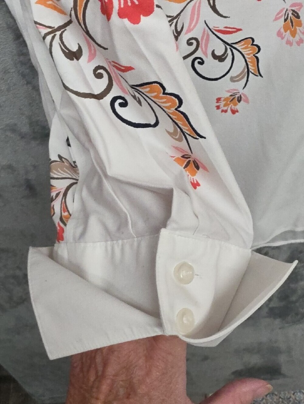 Chico's White Button-Up Blouse w Orange, Coral & Black Floral Print Sz 3.5(18) - Picture 3 of 7